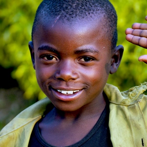 Un enfant africain salue de la main - Rwanda  - collection de photos clin d'oeil, catégorie portraits